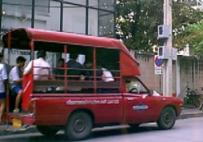 Songtaew, camionette qui assure le transport collectif a Bangkok